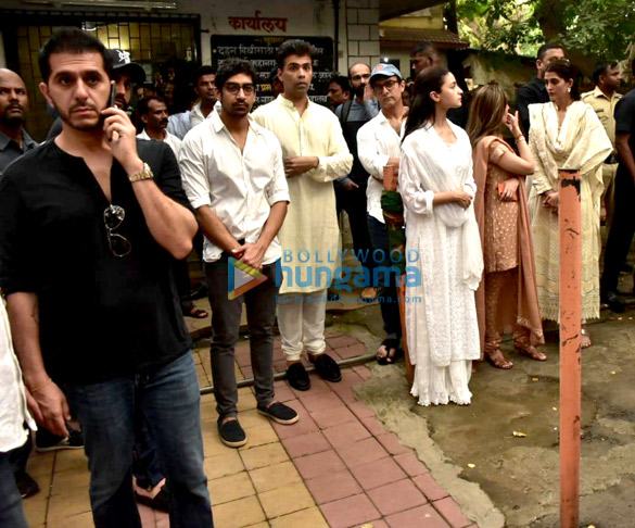 celebs arrive at krishna raj kapoors residence to pay their last respects 0005