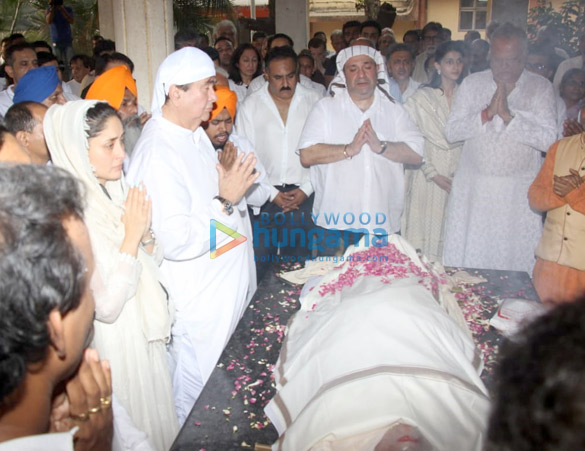 celebs arrive at krishna raj kapoors residence to pay their last respects 11 1
