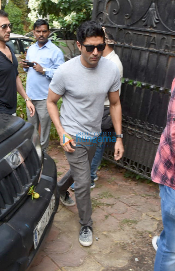 celebs arrive at krishna raj kapoors residence to pay their last respects 11 19