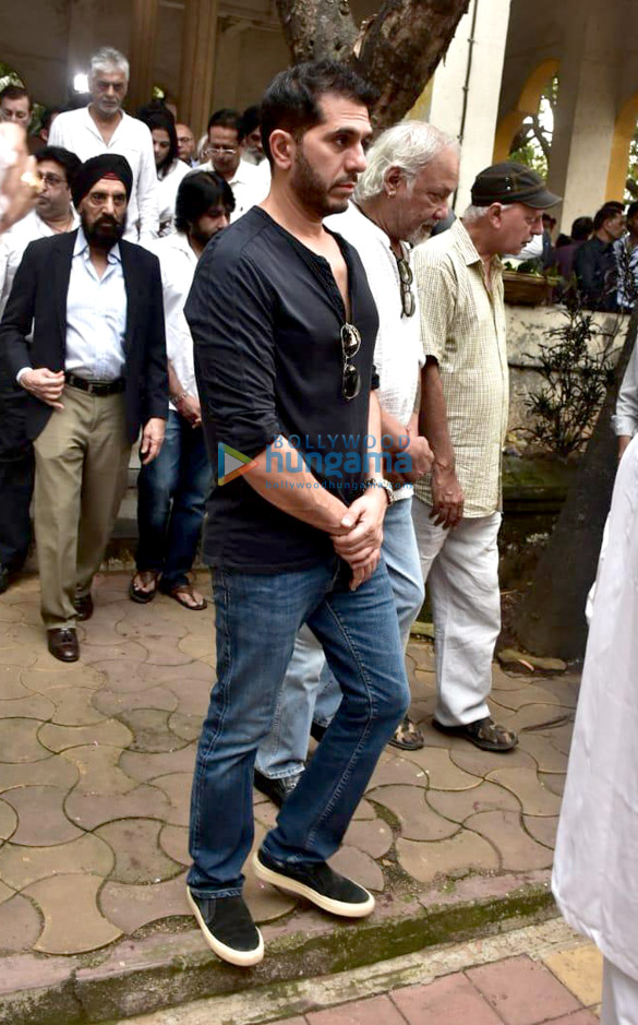 celebs arrive at krishna raj kapoors residence to pay their last respects 11 21