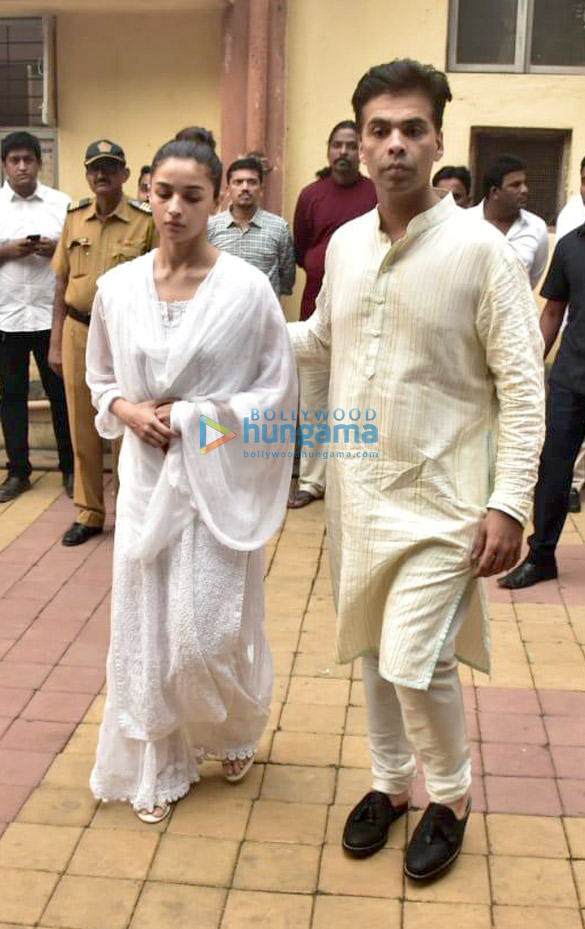celebs arrive at krishna raj kapoors residence to pay their last respects 11 24