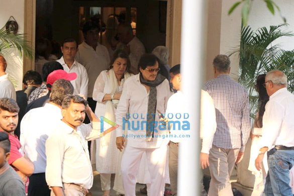 celebs arrive at krishna raj kapoors residence to pay their last respects 11 27