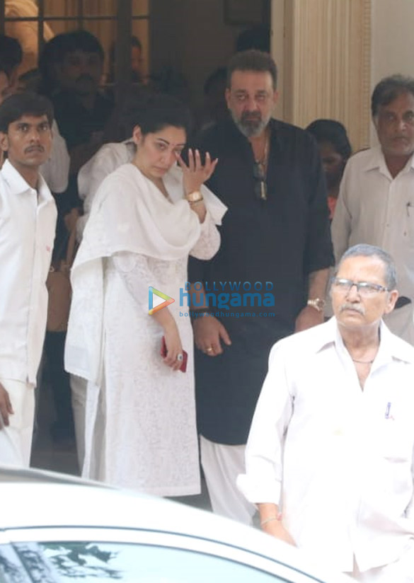 celebs arrive at krishna raj kapoors residence to pay their last respects 11 3