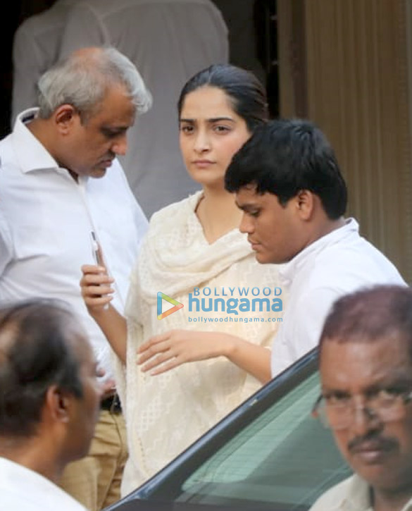 celebs arrive at krishna raj kapoors residence to pay their last respects 11 5