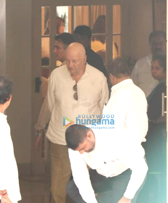 celebs arrive at krishna raj kapoors residence to pay their last respects 11 9