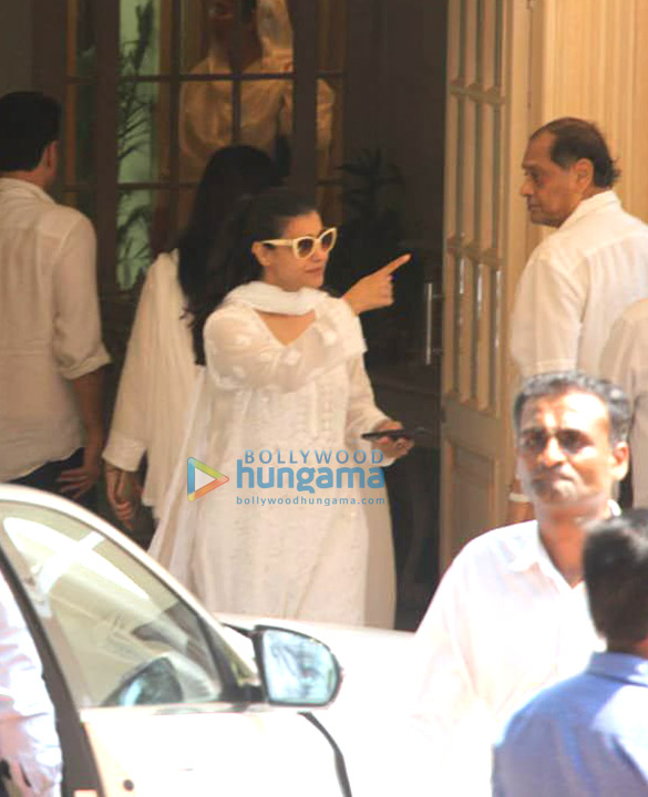 celebs arrive at krishna raj kapoors residence to pay their last respects 3