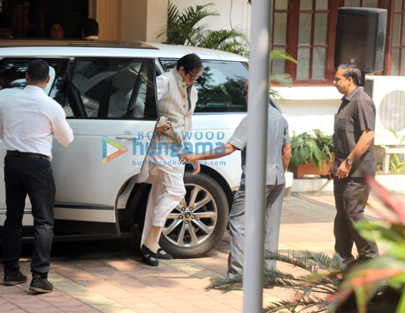 celebs arrive at krishna raj kapoors residence to pay their last respects3 1