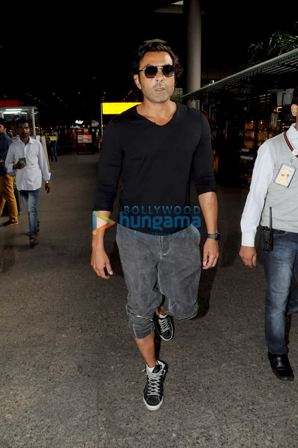 deepika padukone kartik aaryan and others snapped at the airport 2 2