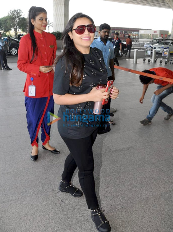 deepika padukone ranbir kapoor sunny leone and others snapped at the airport 2 3