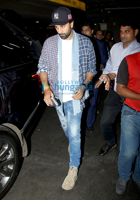 deepika padukone ranbir kapoor sunny leone and others snapped at the airport 6