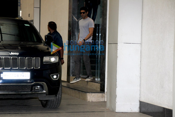 farhan akhtar spotted at the gym in bandra 1