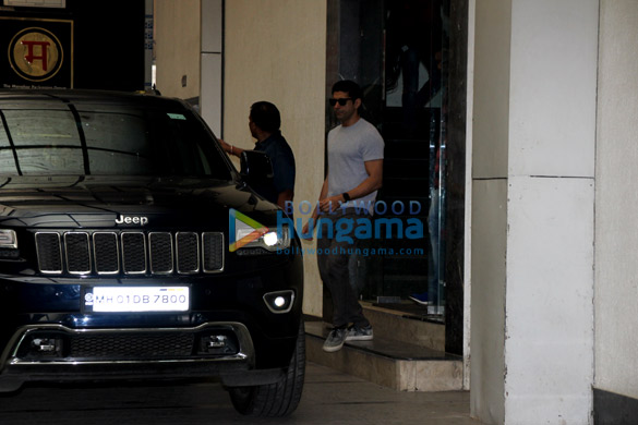 farhan akhtar spotted at the gym in bandra 2