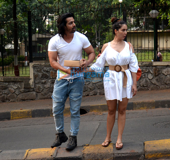 harshvardhan rane and kim sharma spotted in bandra 6