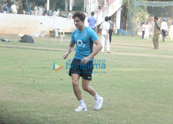 ibrahim ali khan spotted in bandra playing cricket 1
