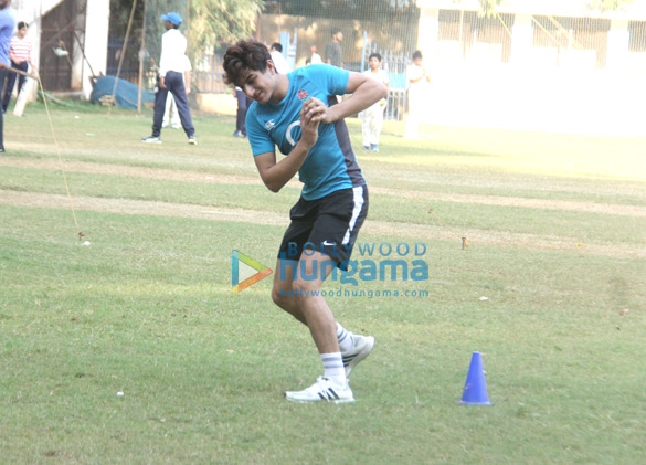 ibrahim ali khan spotted in bandra playing cricket 3