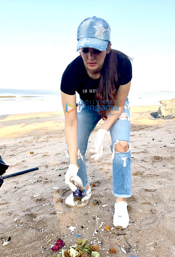 ihana dhillon supports the swachh bharat campaign for the cleaning up of juhu beach 3