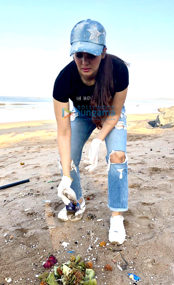 ihana dhillon supports the swachh bharat campaign for the cleaning up of juhu beach 4