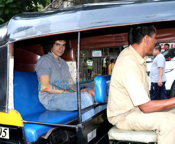 imtiaz ali snapped taking in a rickshaw ride in juhu 1