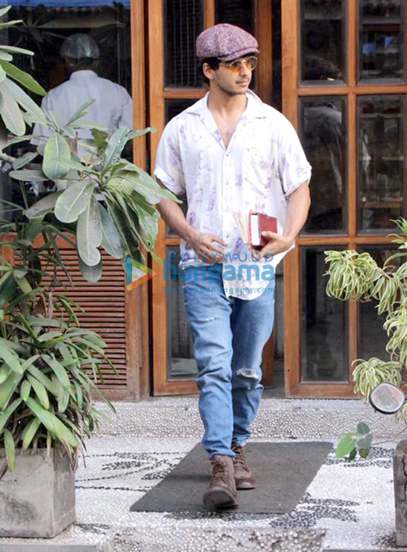 ishaan khatter spotted at a cafe in bandra 2