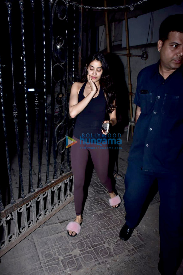 janhvi kapoor spotted at the dharma office in bandra 4