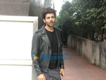Kartik Aaryan spotted at Link Road