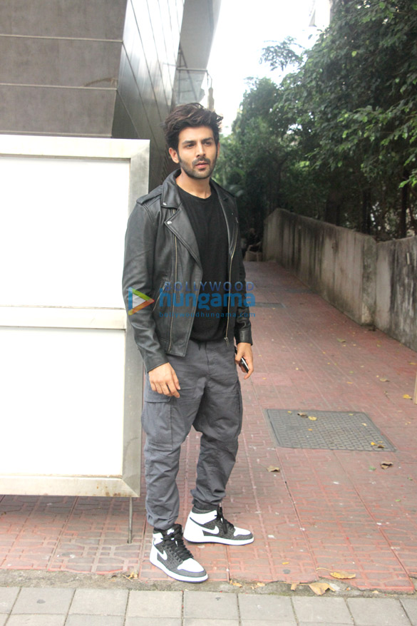 kartik aaryan spotted at link road 3