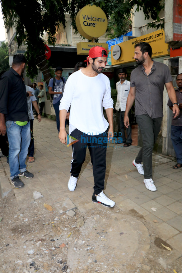 kartik aaryan spotted in khar 2