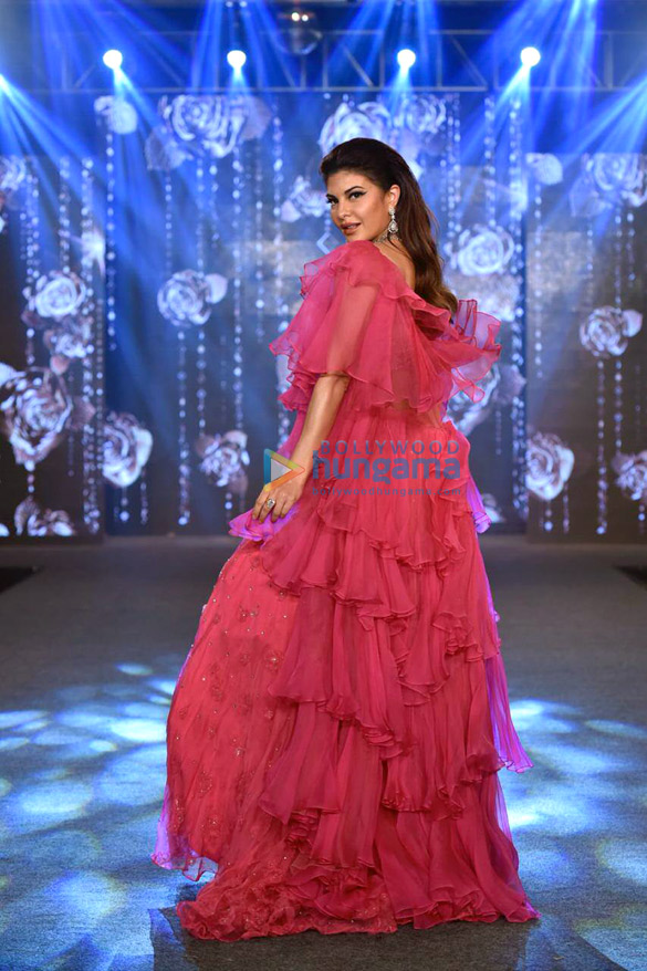 malaika arora jacqueline fernandez and sonal chauhan walks the ramp at the wedding junction fashion show 1