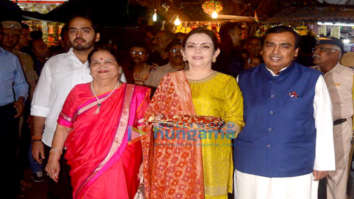 Nita Ambani and Mukesh Ambani snapped visiting Siddhivinayak temple