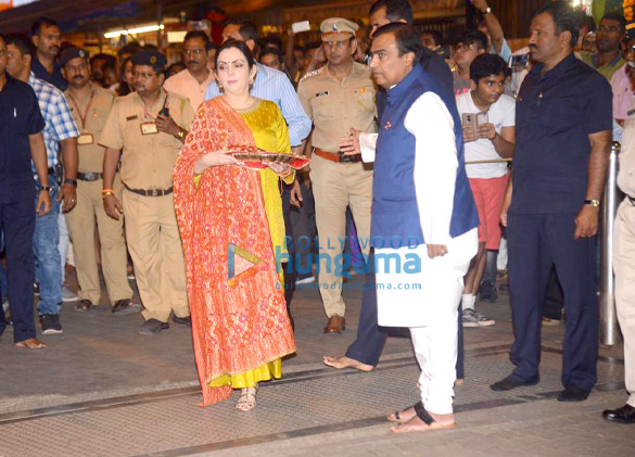 nita ambani and mukesh ambani snapped visiting siddhivinayak temple 4