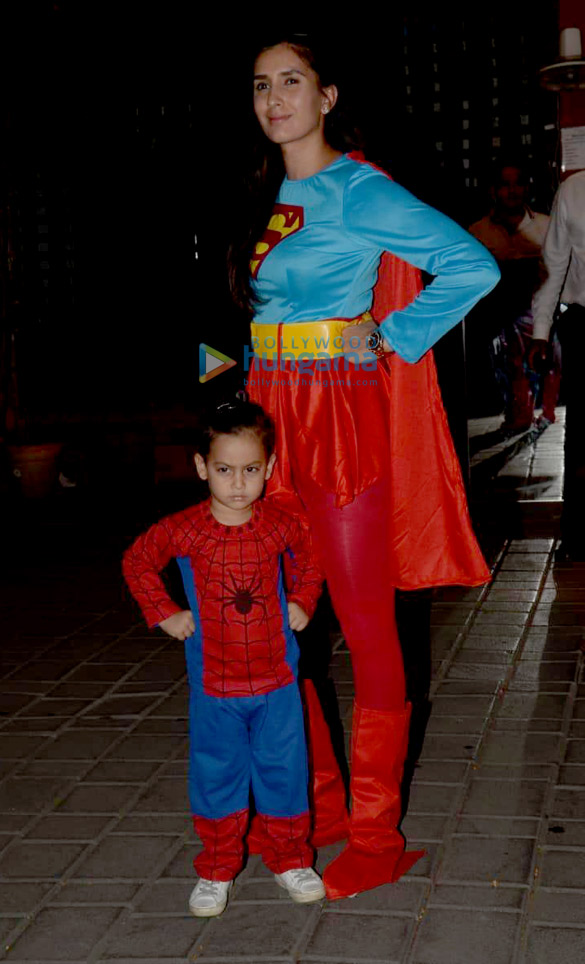 pragya kapoor and her son spotted at aayush sharmas house for ahils halloween bash 1