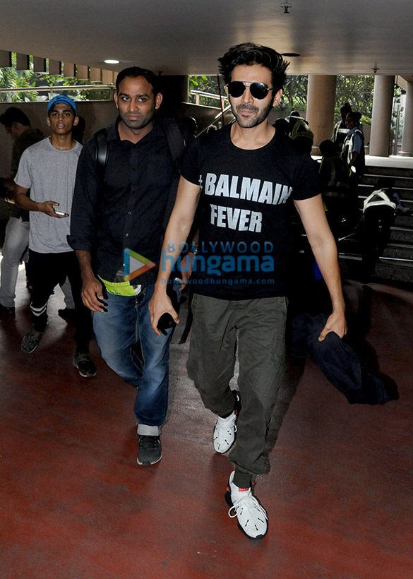 priyanka chopra vicky kaushal and kartik aaryan spotted at the airport 3