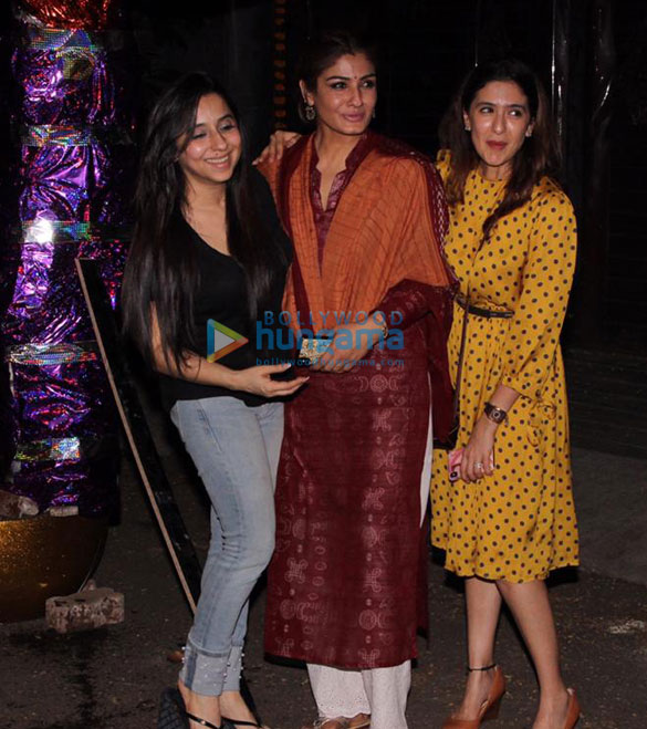 raveena tandon snapped celebrating dusshera 5