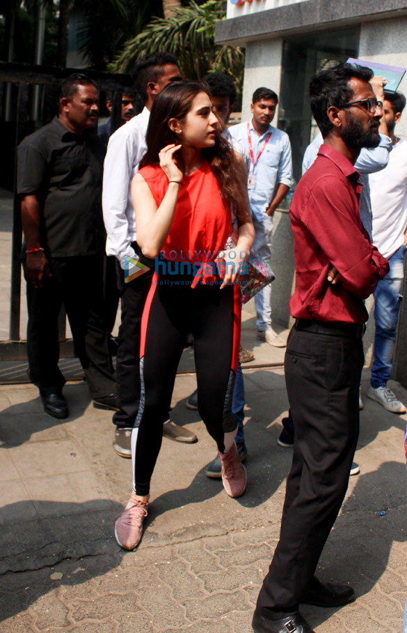 sara ali khan spotted in andheri 2