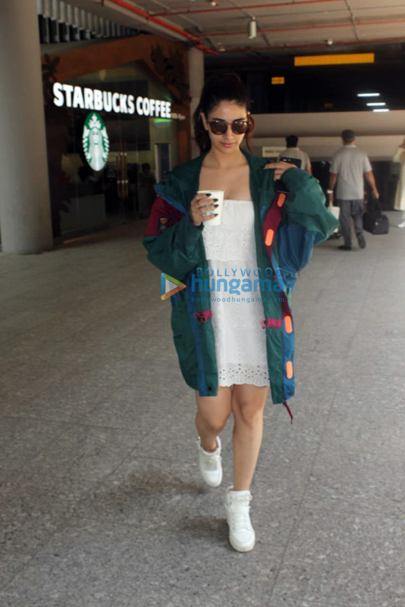 shah rukh khan aamir khan kajol malaika arora and others snapped at the airport5 3