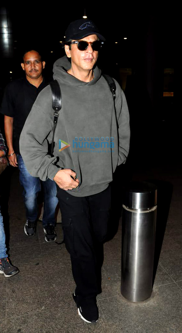 Shah Rukh Khan, Parineeti Chopra, Arjun Kapoor and others snapped at the airport Shah Rukh Khan, Parineeti Chopra, Arjun Kapoor and others snapped at the airport