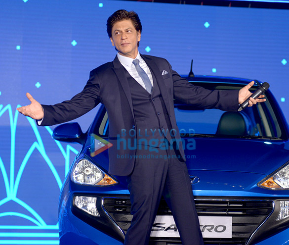 shah rukh khan graces the launch of the new santro 4