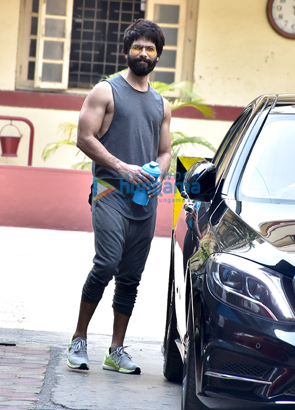 shahid kapoor snapped outside the gym 2