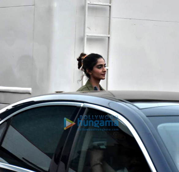 sonam kapoor ahuja spotted after photoshoot in bandra 1