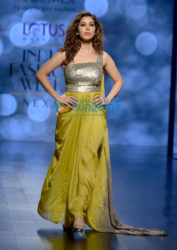 sophie choudry walks the ramp in an abstract design by megha jain madaan 1