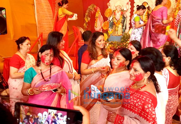 tanushree dutta snapped during durga puja celebrations 4