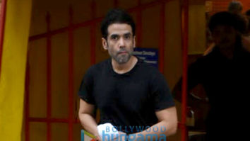 Tusshar Kapoor snapped at the Shani temple in Juhu