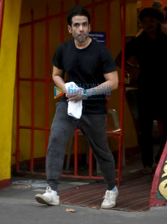 Tusshar Kapoor snapped at the Shani temple in Juhu Tusshar Kapoor snapped at the Shani temple in Juhu
