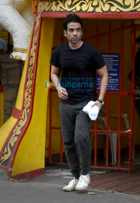 tusshar kapoor snapped at the shani temple in juhu 3