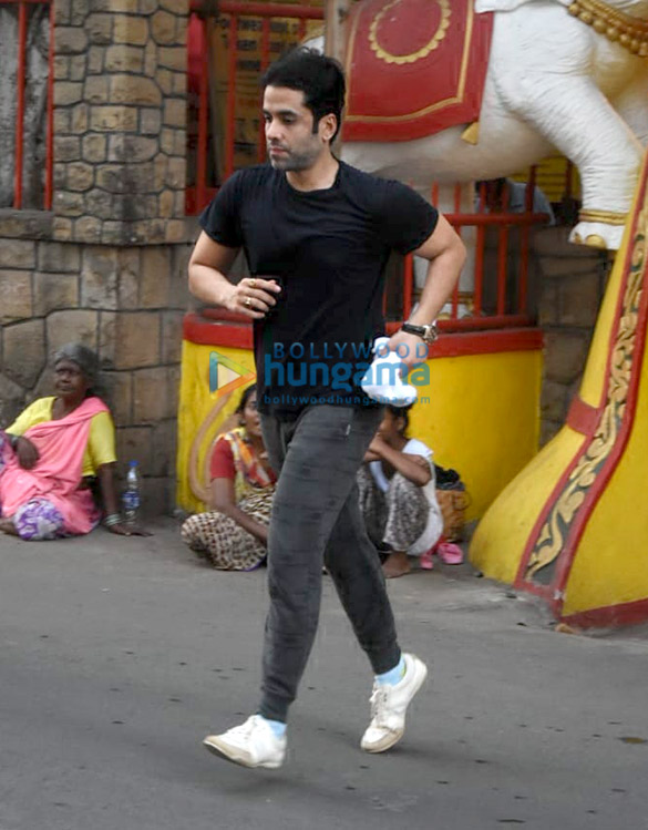 tusshar kapoor snapped at the shani temple in juhu 6
