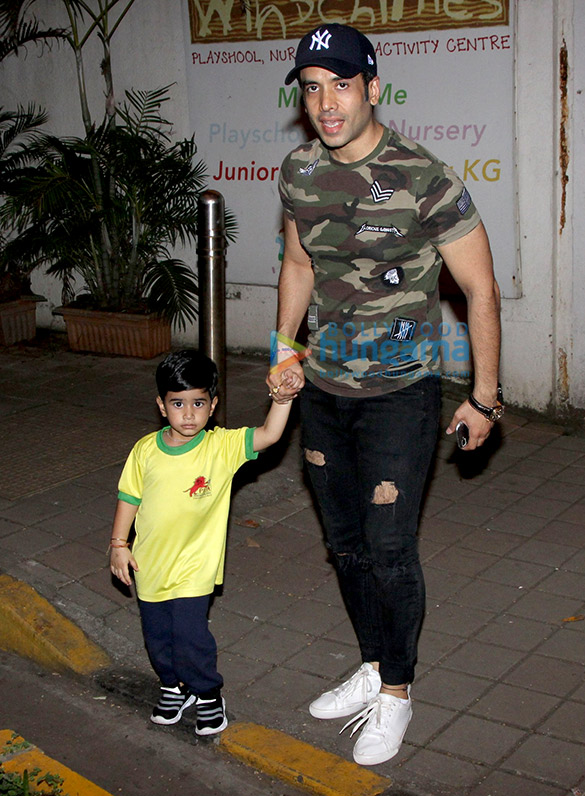 tusshar kapoor snapped with son at school 4
