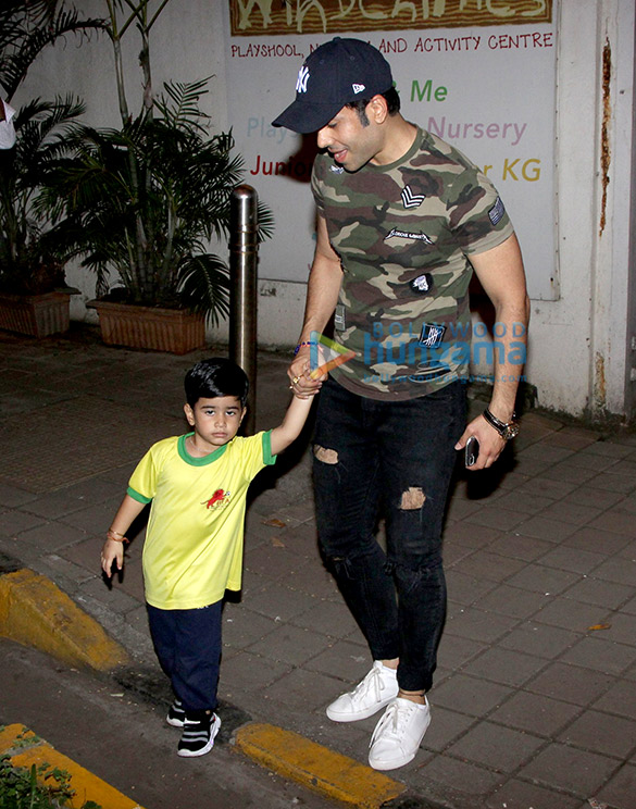 tusshar kapoor snapped with son at school 5