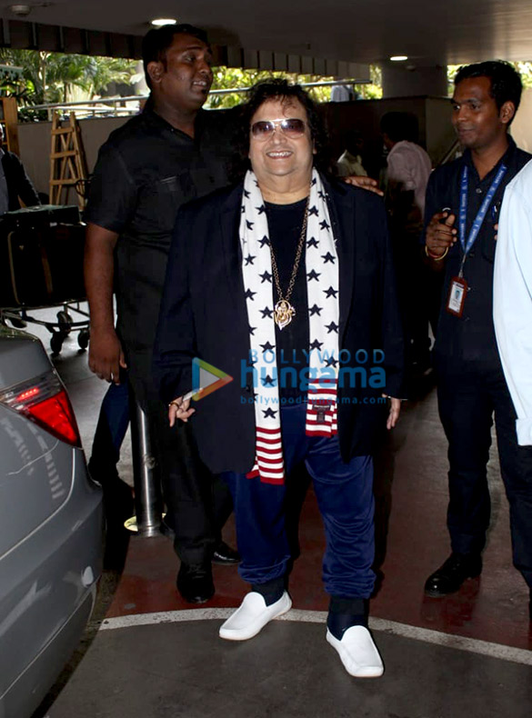 urvashi rautela javed akhtar and others snapped at the airport 1