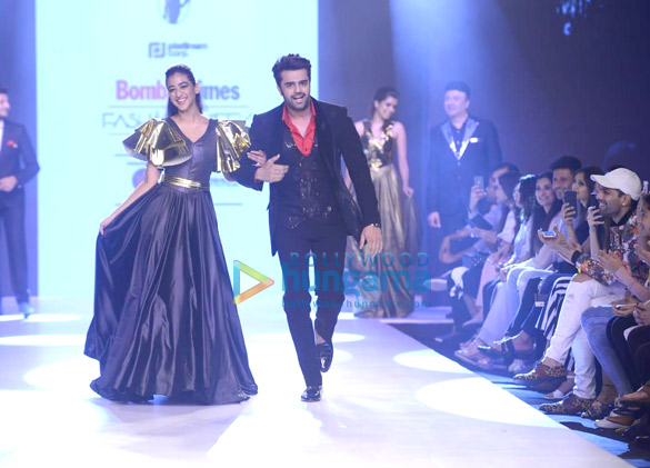 urvashi rautela rhea chakraborty and others walks the ramp at the bombay times fashion week 2018 300