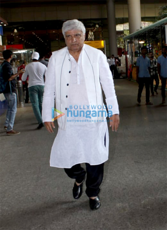urvashi rautela and javed akhtar snapped at the airport 2